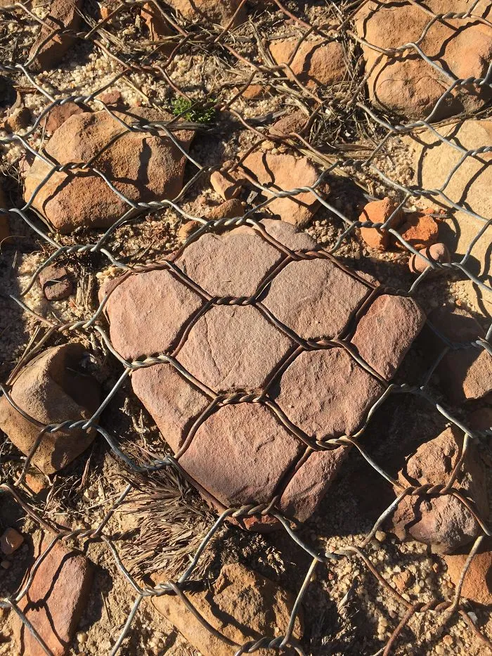 La alambrada ha desgastado esta roca tras años de excursionistas pisándola