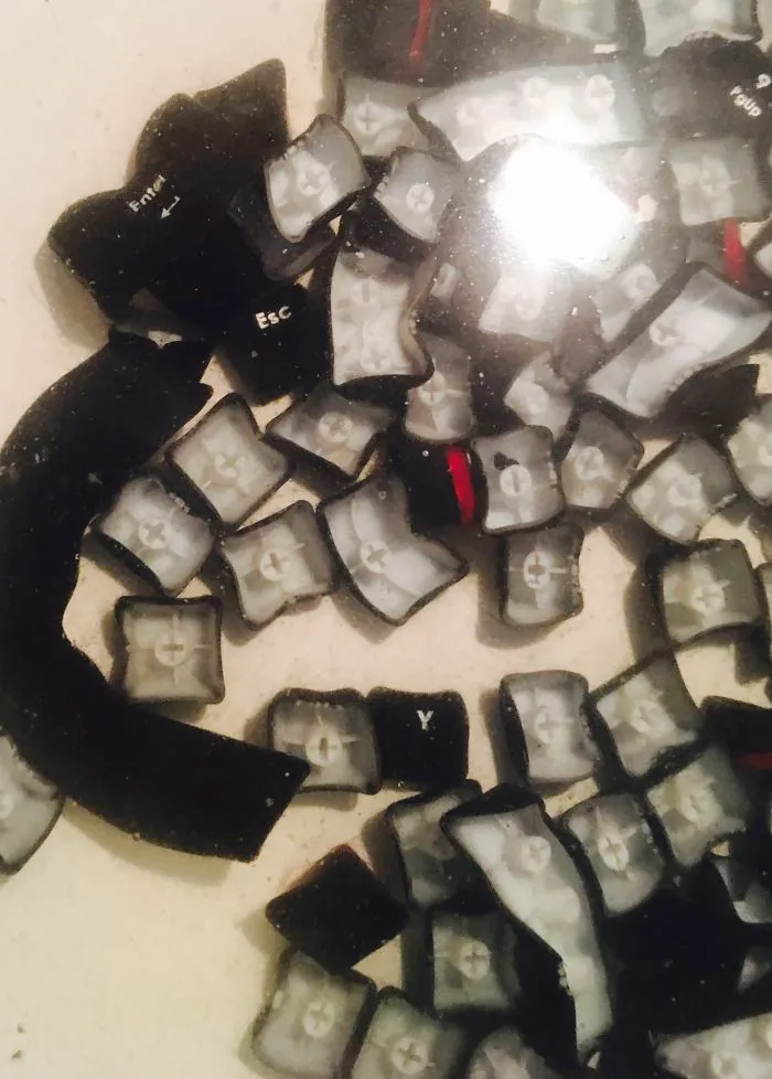 Pensé que las teclas del teclado se limpiarían bien en agua caliente