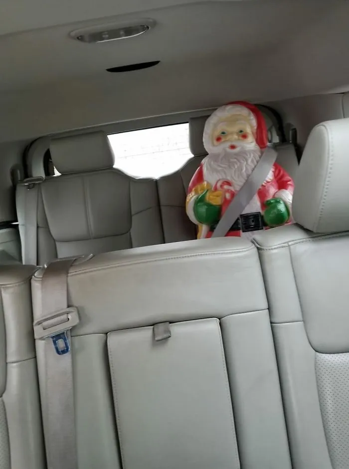 Mi hijo de 9 años nos ha dejado una sorpresa en el coche y casi nos da un infarto al mirar el espejo