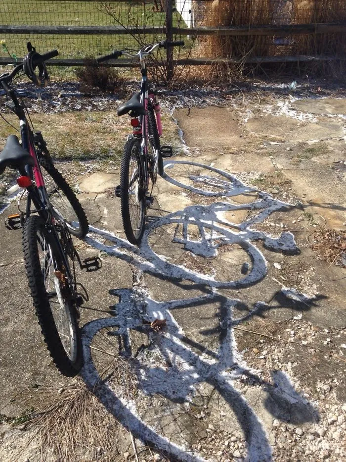 El sol ha derretido toda la nieve excepto donde da la sombra de las bicis