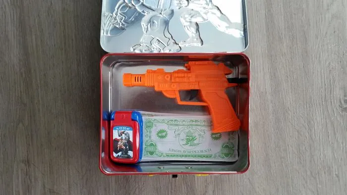 Encontré esto mientras ayudaba a mi hijo de 5 años a limpiar su cuarto. Dijo que era "por si acaso"