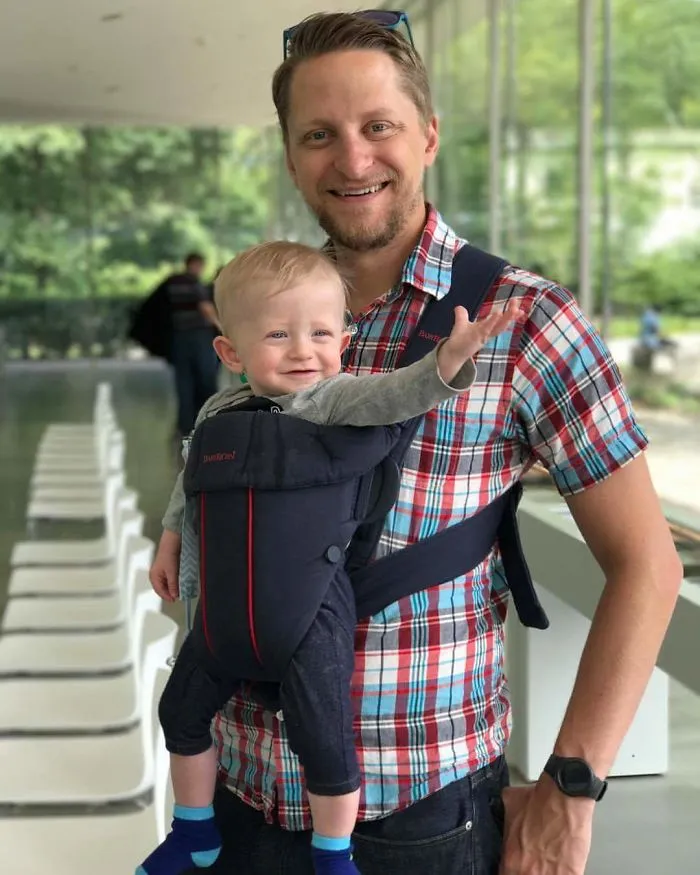 Mi hijo practicando el saludo de "dictador benévolo"