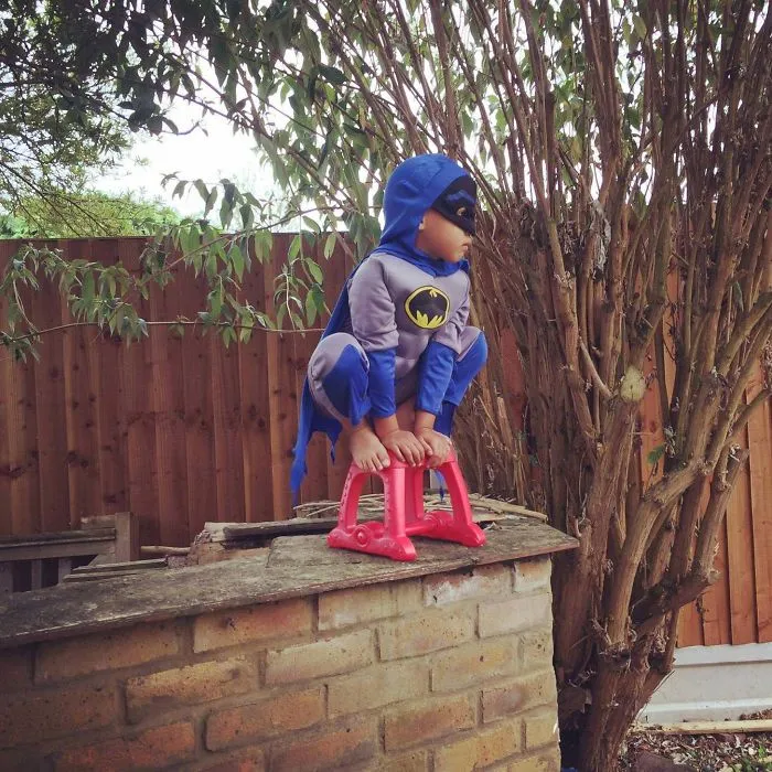 Se toma muy en serio lo de ser superhéroe