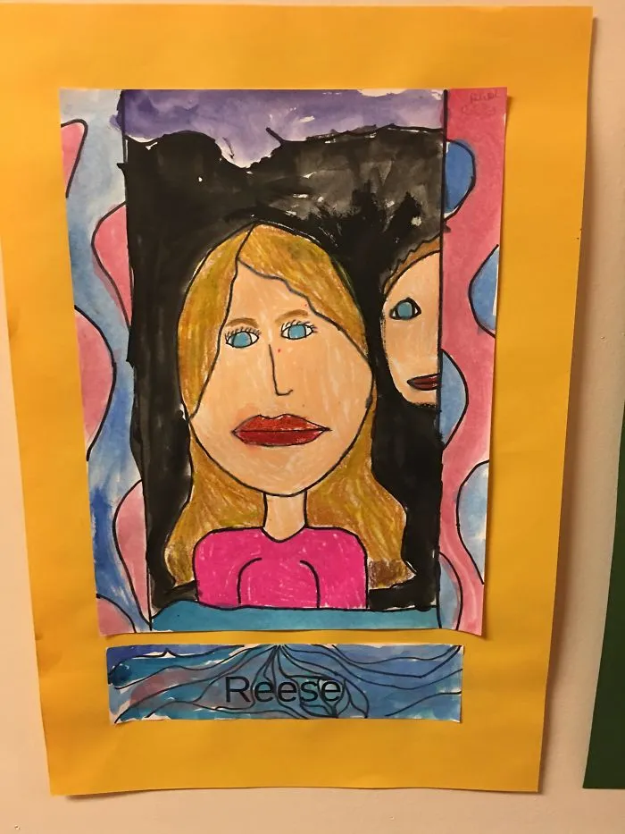 Mi hija se hizo un autorretrato para clase de arte y sale su hermanito haciendo photobombing