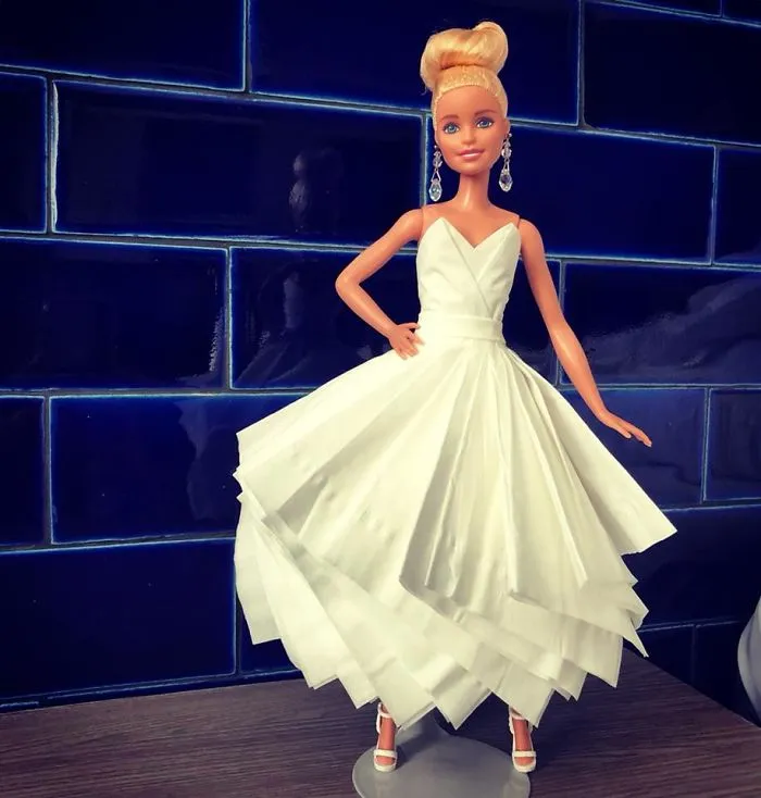Este hombre usa papel higiénico y pañuelos para crear vestidos de boda a sus Barbies, y el resultado es increíble