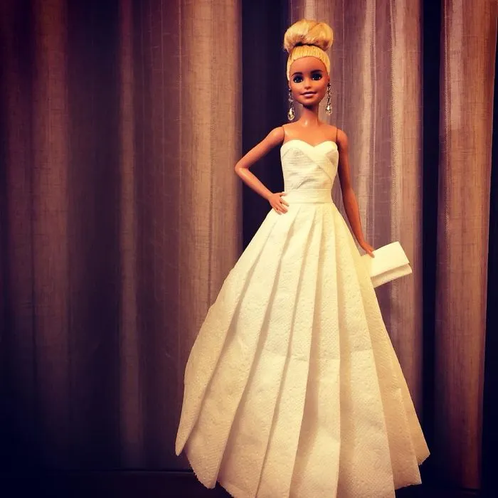 Este hombre usa papel higiénico y pañuelos para crear vestidos de boda a sus Barbies, y el resultado es increíble