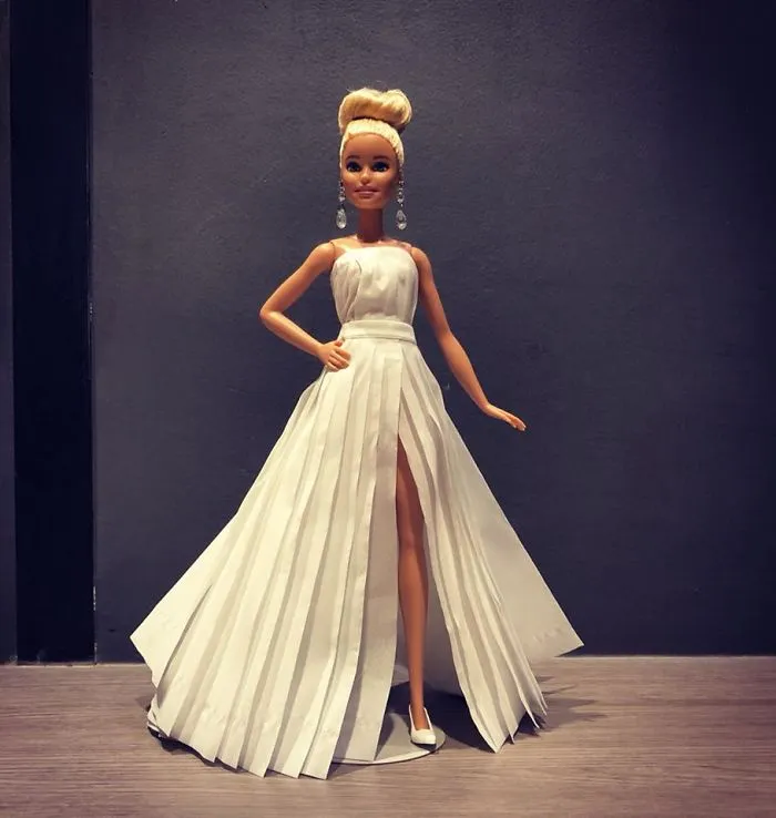 Este hombre usa papel higiénico y pañuelos para crear vestidos de boda a sus Barbies, y el resultado es increíble