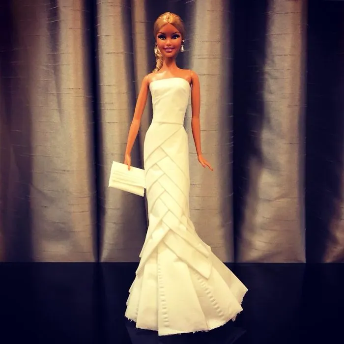 Este hombre usa papel higiénico y pañuelos para crear vestidos de boda a sus Barbies, y el resultado es increíble