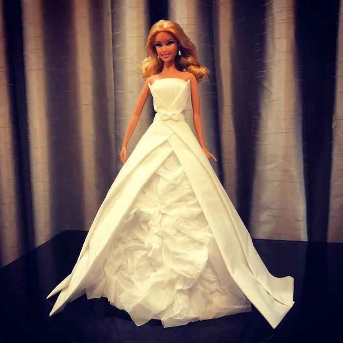 Este hombre usa papel higiénico y pañuelos para crear vestidos de boda a sus Barbies, y el resultado es increíble