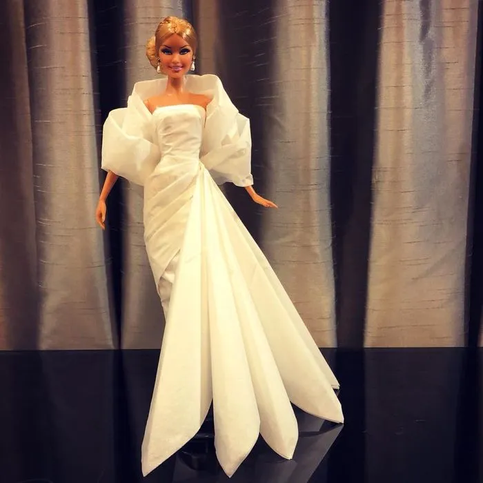 Este hombre usa papel higiénico y pañuelos para crear vestidos de boda a sus Barbies, y el resultado es increíble