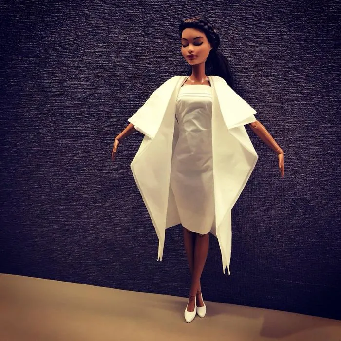 Este hombre usa papel higiénico y pañuelos para crear vestidos de boda a sus Barbies, y el resultado es increíble