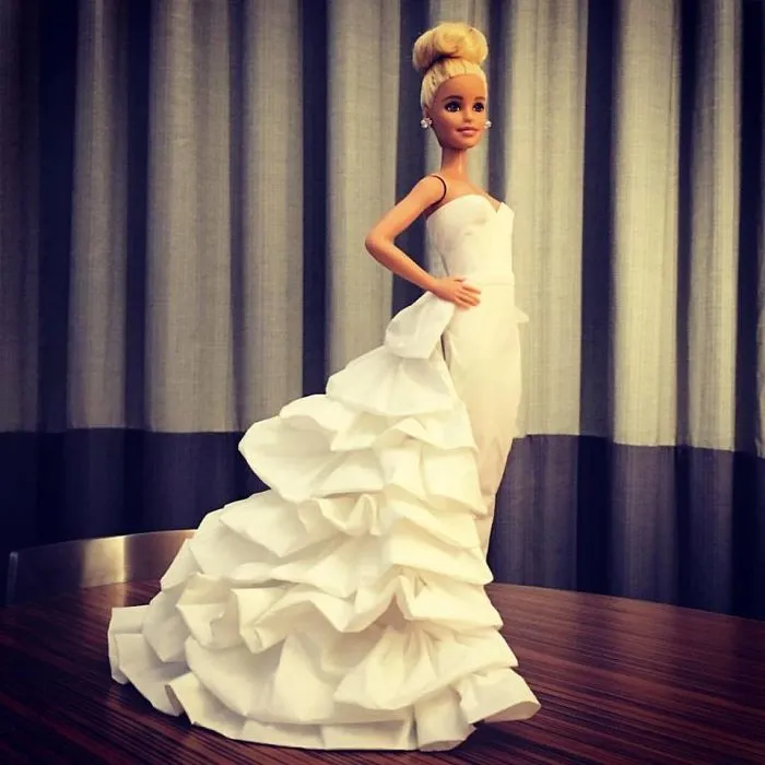 Este hombre usa papel higiénico y pañuelos para crear vestidos de boda a sus Barbies, y el resultado es increíble