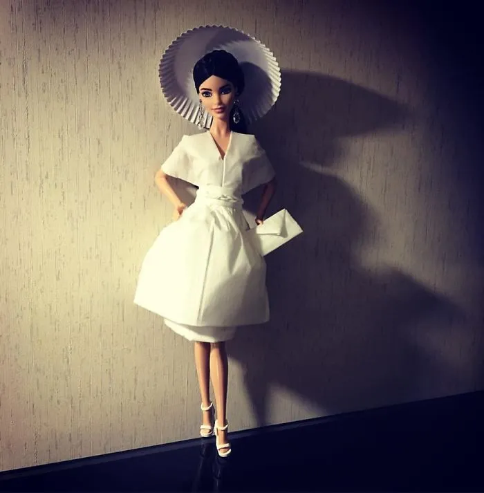 Este hombre usa papel higiénico y pañuelos para crear vestidos de boda a sus Barbies, y el resultado es increíble