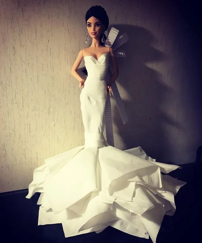 Este hombre usa papel higiénico y pañuelos para crear vestidos de boda a sus Barbies, y el resultado es increíble