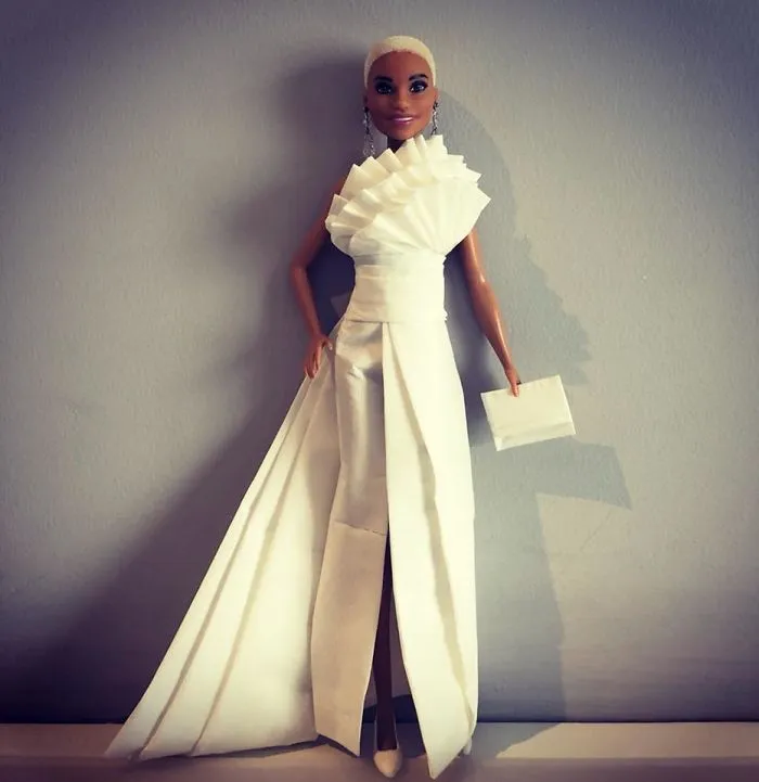Este hombre usa papel higiénico y pañuelos para crear vestidos de boda a sus Barbies, y el resultado es increíble