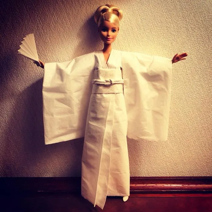 Este hombre usa papel higiénico y pañuelos para crear vestidos de boda a sus Barbies, y el resultado es increíble