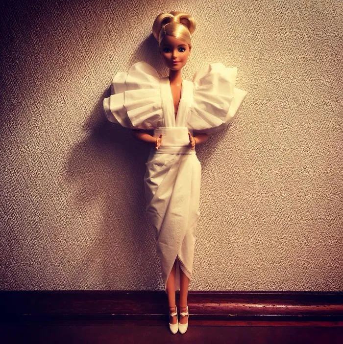 Este hombre usa papel higiénico y pañuelos para crear vestidos de boda a sus Barbies, y el resultado es increíble