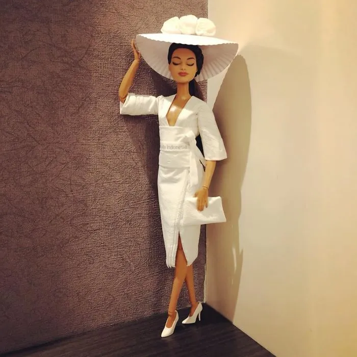 Este hombre usa papel higiénico y pañuelos para crear vestidos de boda a sus Barbies, y el resultado es increíble