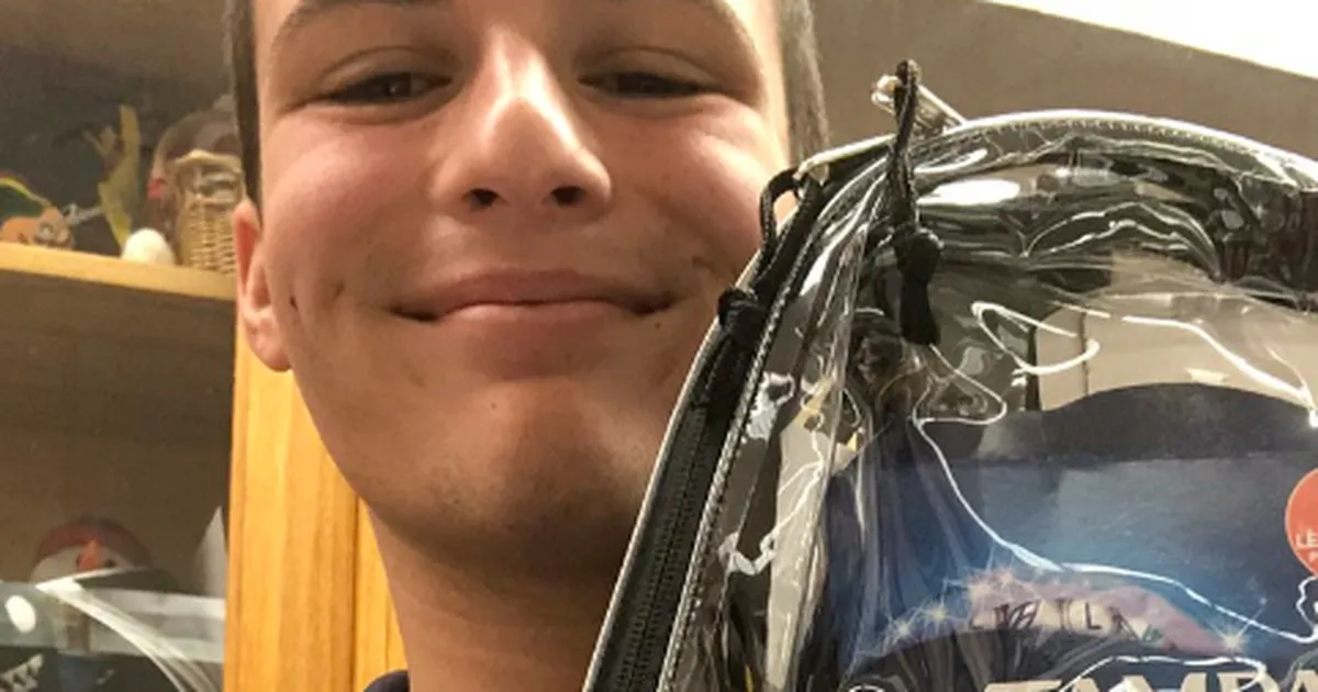 Los estudiantes de Parkland trolean con sus mochilas transparentes obligatorias llevando cosas que asustan a los conservadores