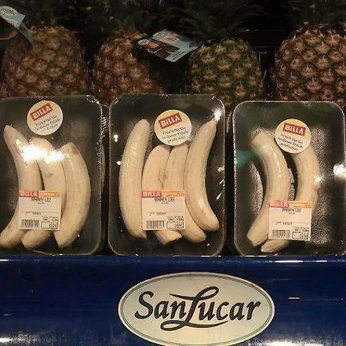 Plátanos pelados envueltos en plástico