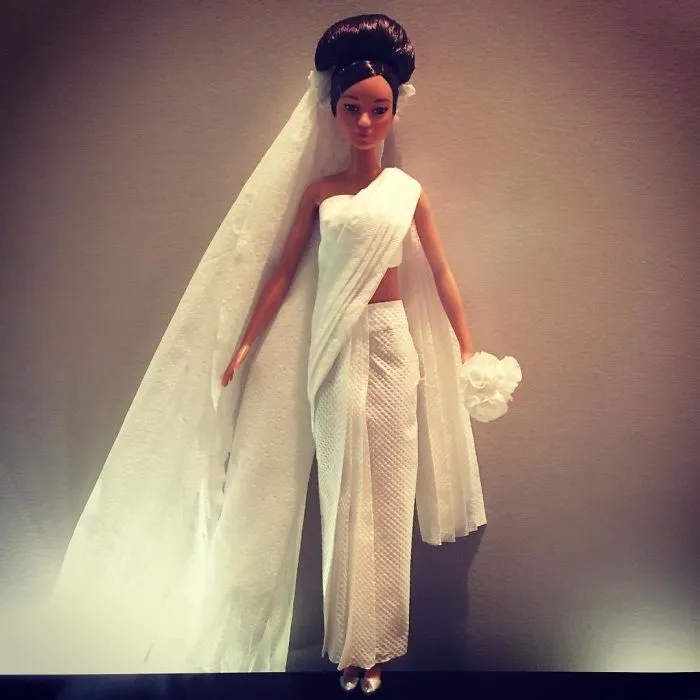 Este hombre usa papel higiénico y pañuelos para crear vestidos de boda a sus Barbies, y el resultado es increíble