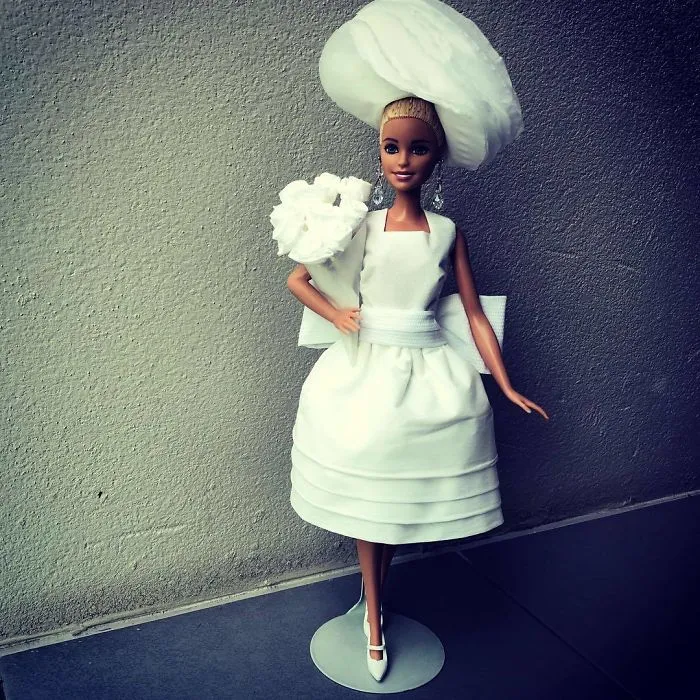 Este hombre usa papel higiénico y pañuelos para crear vestidos de boda a sus Barbies, y el resultado es increíble