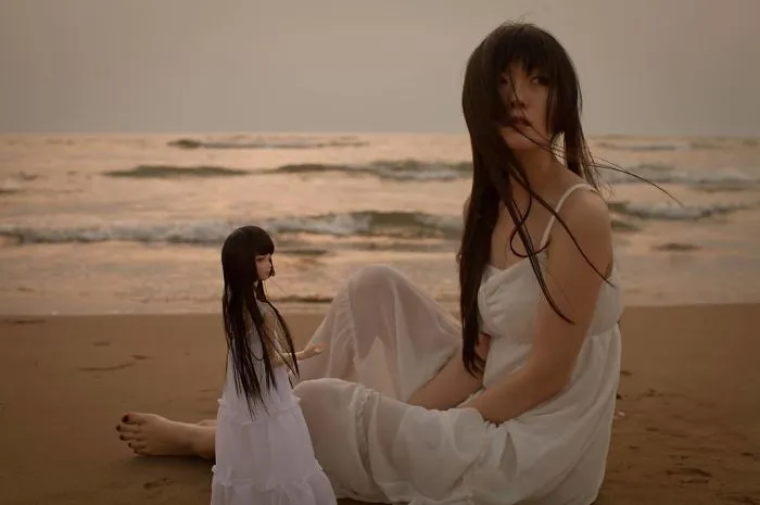 This Japanese Girl Takes Pictures Of Herself And A Doll That Looks Exactly Like Her And The results Are Hauntingly Beautiful