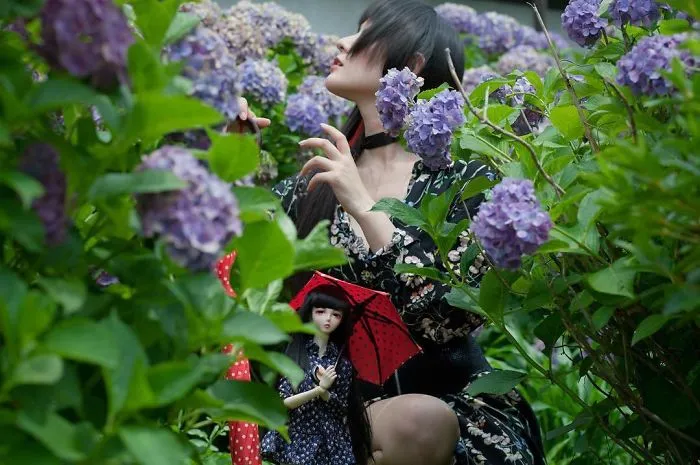 This Japanese Girl Takes Pictures Of Herself And A Doll That Looks Exactly Like Her And The results Are Hauntingly Beautiful