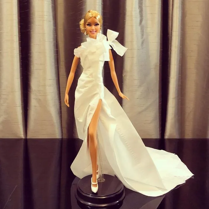 Este hombre usa papel higiénico y pañuelos para crear vestidos de boda a sus Barbies, y el resultado es increíble