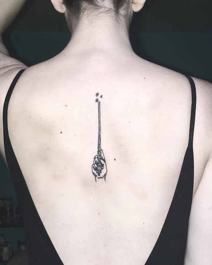 20+ Ideas increíbles para tatuarse la columna que querrás hacerte