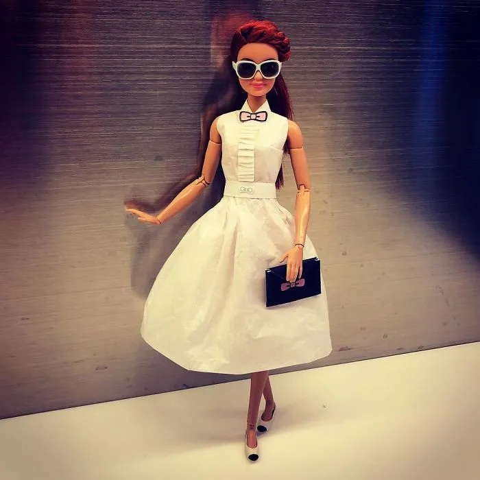 Este hombre usa papel higiénico y pañuelos para crear vestidos de boda a sus Barbies, y el resultado es increíble