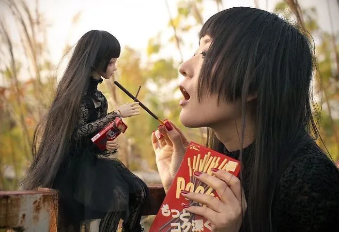 This Japanese Girl Takes Pictures Of Herself And A Doll That Looks Exactly Like Her And The results Are Hauntingly Beautiful