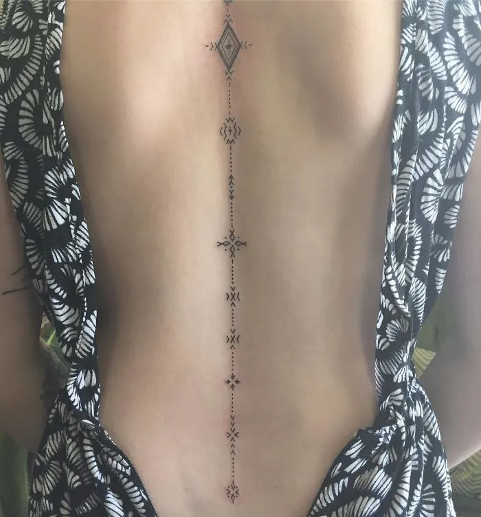 20+ Ideas increíbles para tatuarse la columna que querrás hacerte
