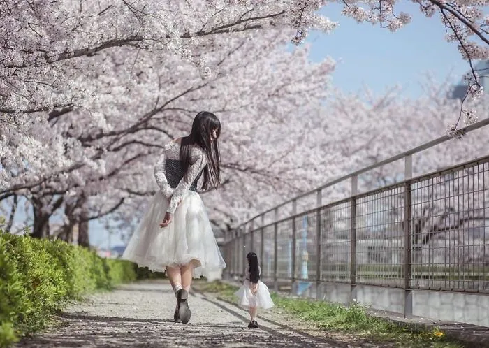 This Japanese Girl Takes Pictures Of Herself And A Doll That Looks Exactly Like Her And The results Are Hauntingly Beautiful