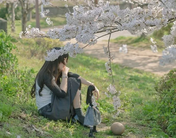 This Japanese Girl Takes Pictures Of Herself And A Doll That Looks Exactly Like Her And The results Are Hauntingly Beautiful
