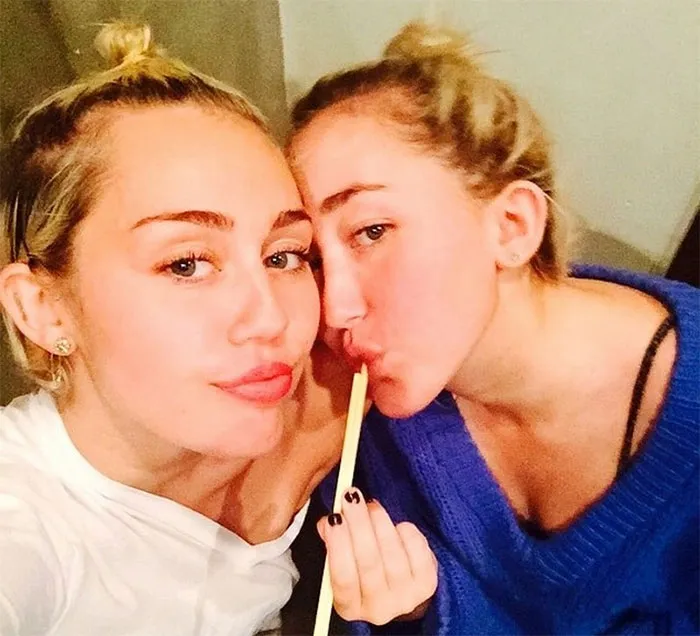Miley Cyrus y su hermana Noah