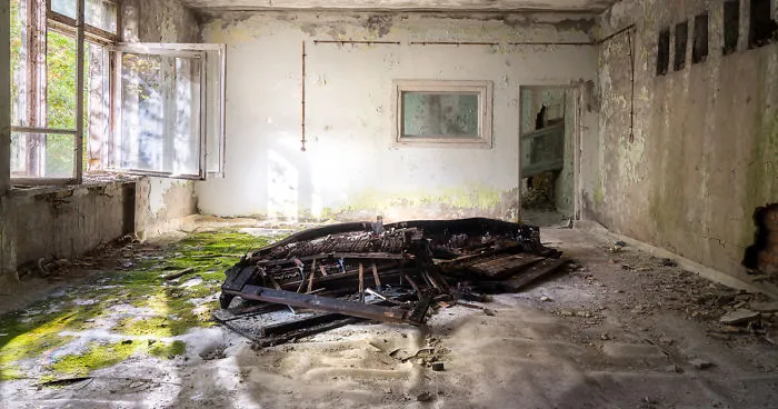Photographing Abandoned Pianos Left To Rot