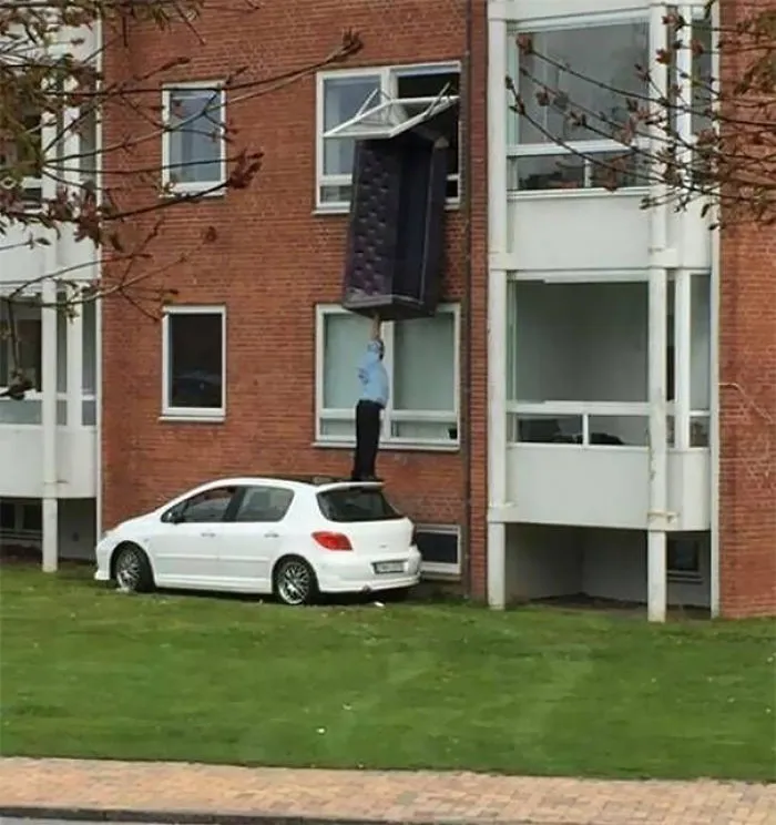 Saca el sofá por la ventana y yo me subo en el coche y lo cojo