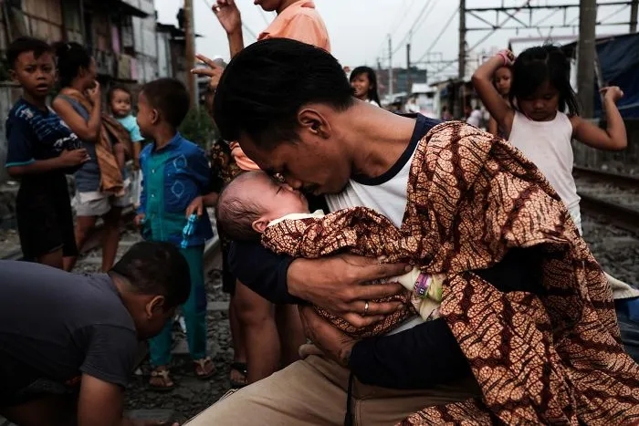 Jonathan sostiene a su hija de un mes tras volver del trabajo