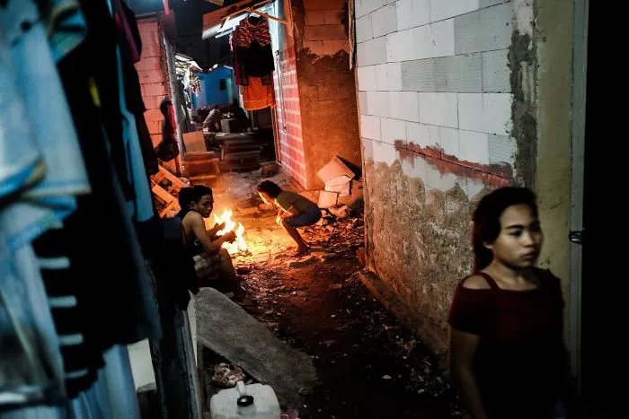Pequeños callejones de la zona de los barrios pobres después de la puesta de sol