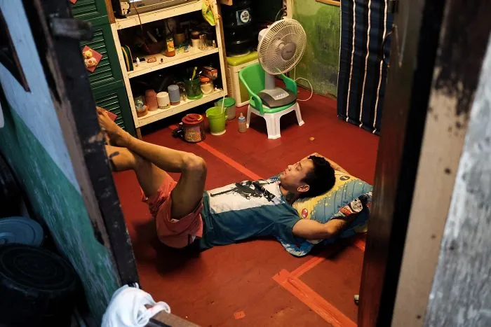 Un joven relajándose en su pequeña casa