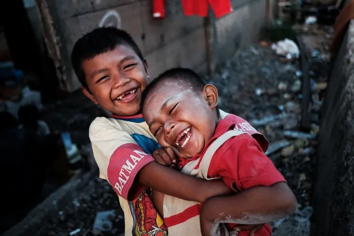 Los niños juegan junto a su casa, al lado de las vías del tren. El único parque infantil que tienen