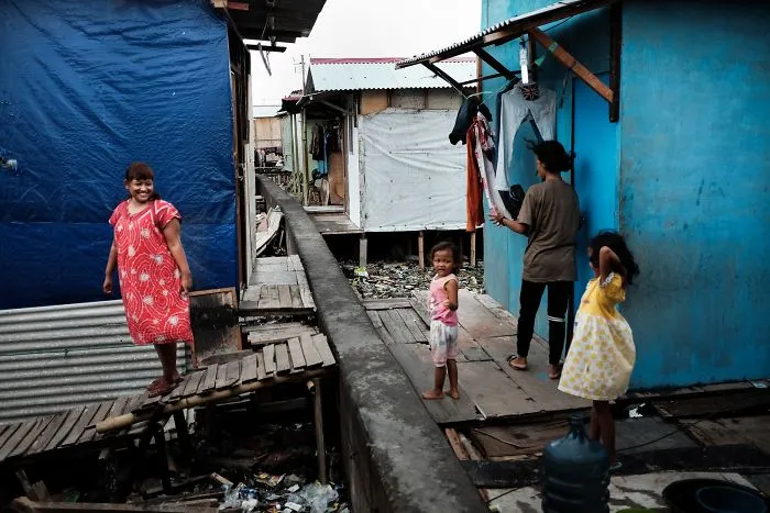 La gente vive en pequeñas chozas que construyen ellos mismos o alquilan a alguien. Los precios de los alquileres son, en promedio, de unos 20 euros al mes por una pequeña habitación
