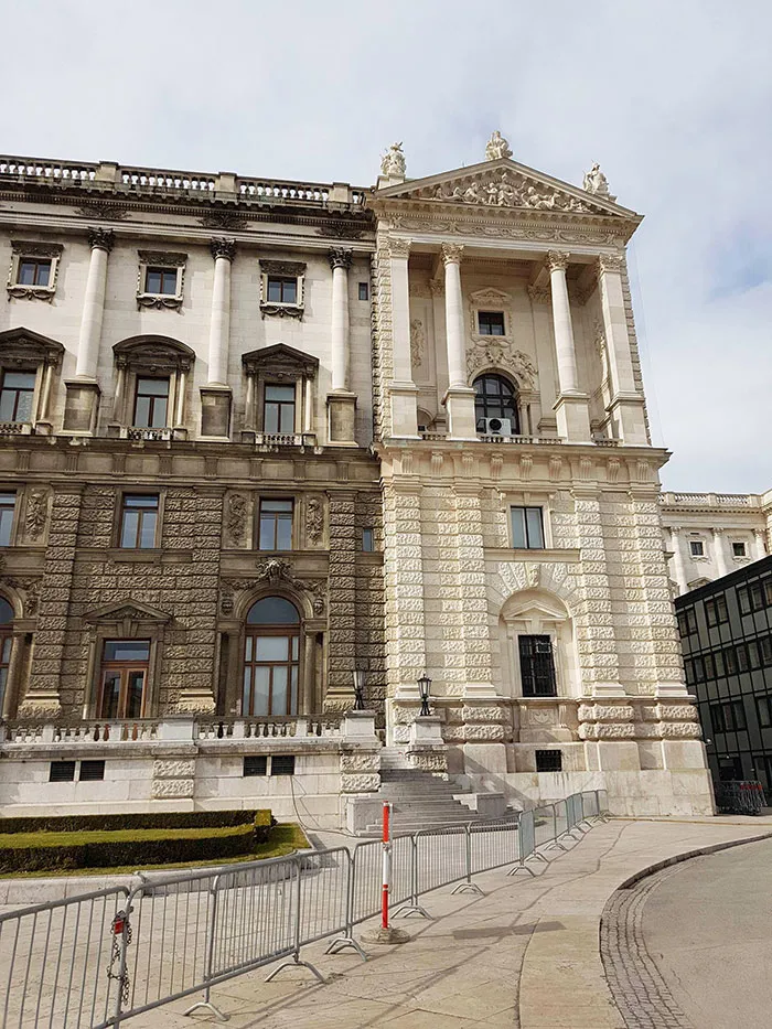 No imaginé que el edificio era tan blanco