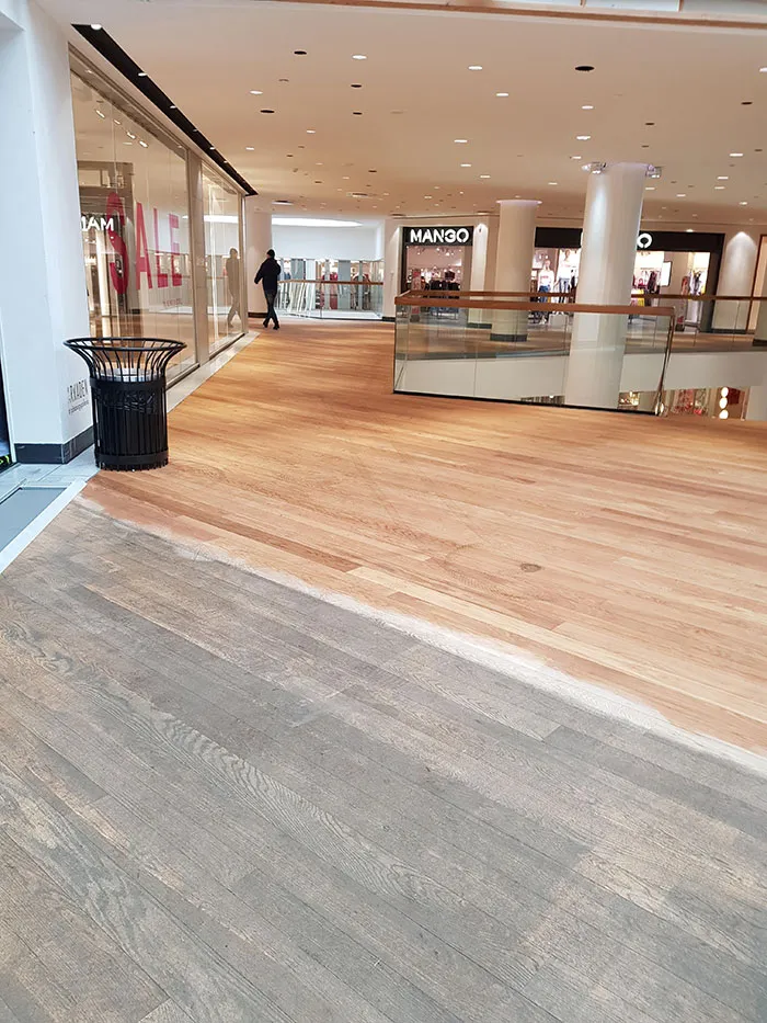 Limpiando el suelo del centro comercial