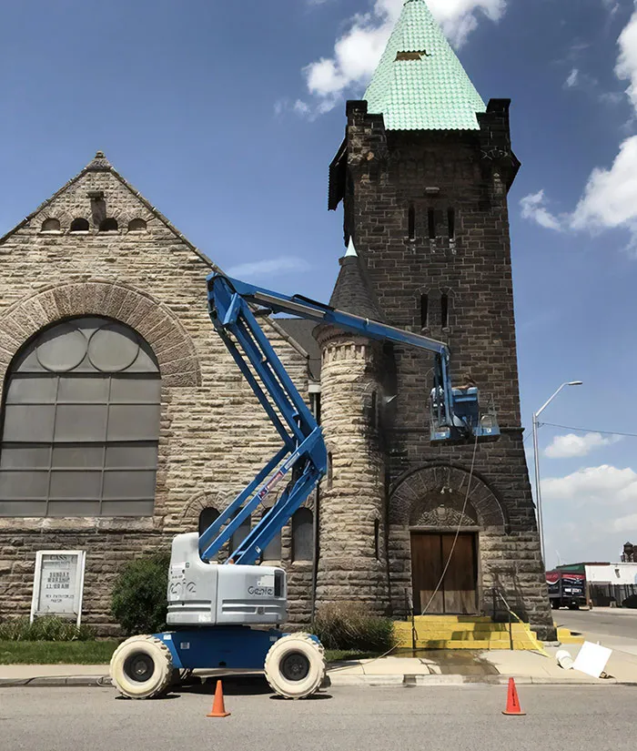 Esta iglesia se construyço hace 134 años y no había sido limpiada nunca. Pensaba que era de piedra negra