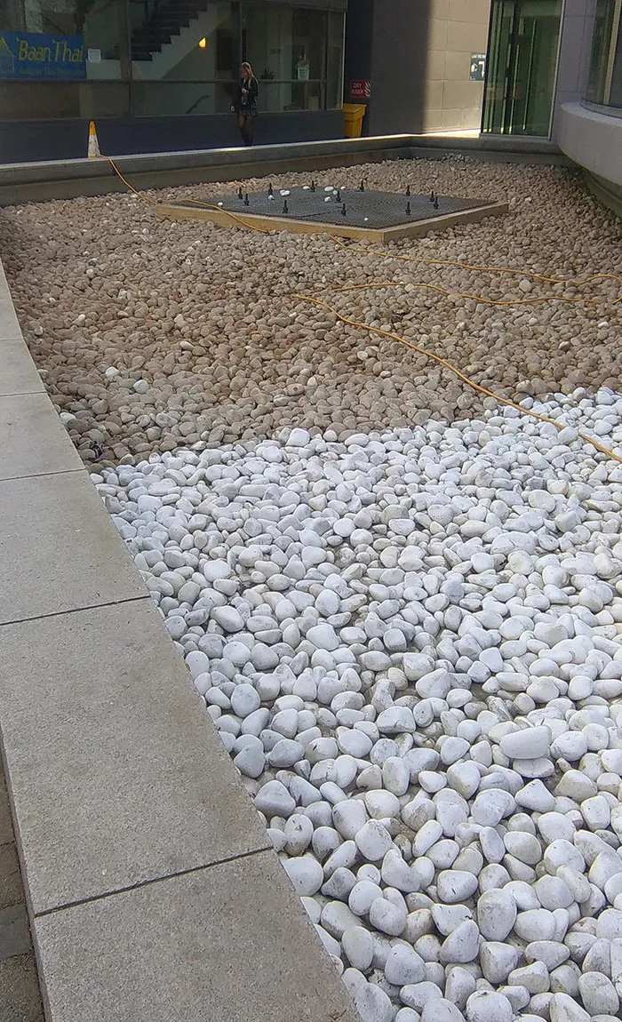 Están limpiando las piedras de la fuente