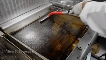 Limpiando una parrilla
