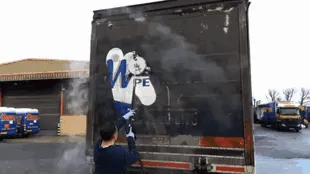 Limpiando un camión sucio