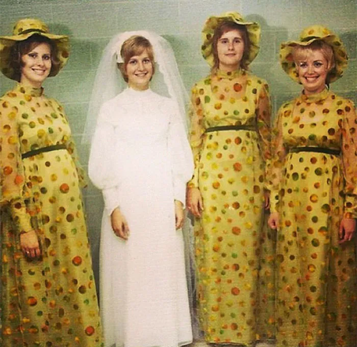 15+ Vestidos ridículos de antiguas damas de honor que muestran lo mucho que cambian los tiempos